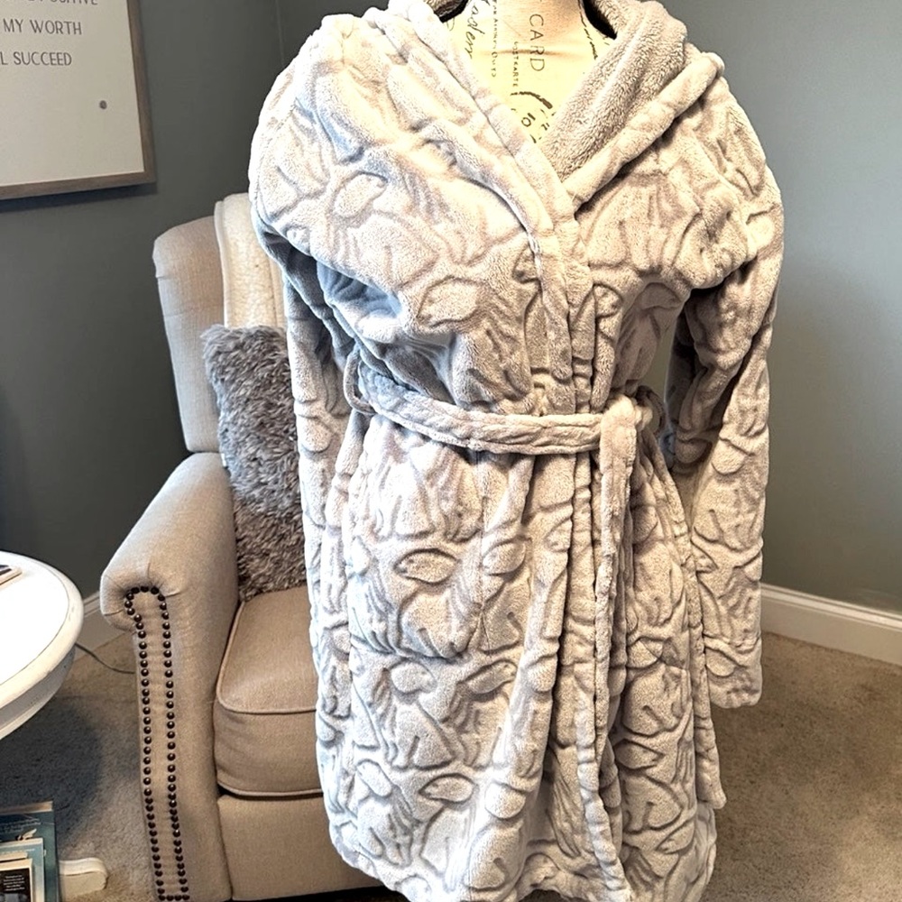 Vera Bradley gray polar bear robe